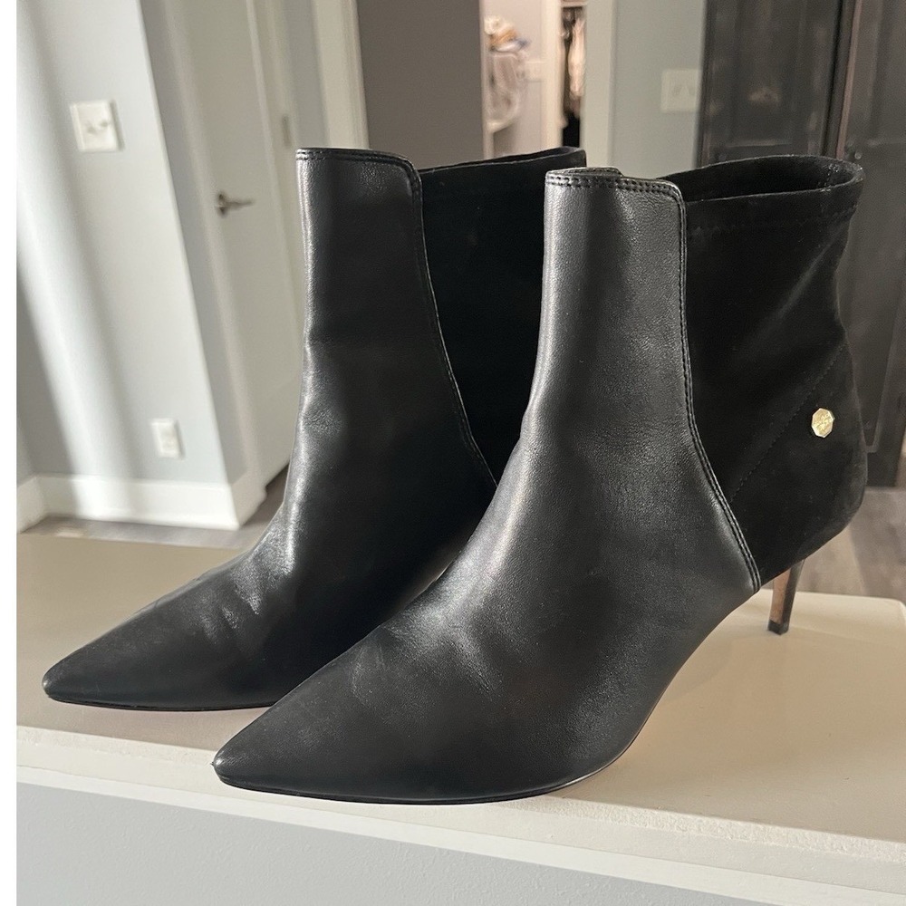 Louise Et Cie Women's 9.5 Black Suede Ankle‎ Booties 2.5" Heel Pointed Toe EUC